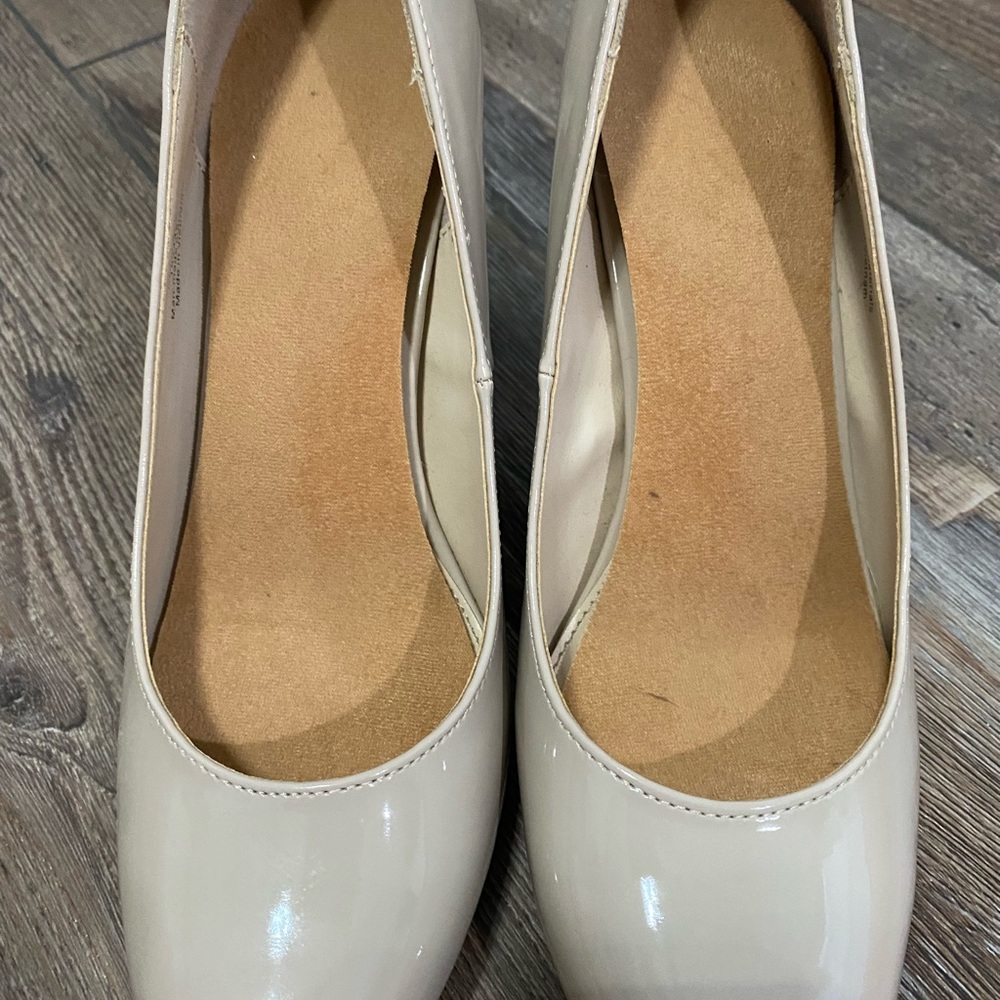 🌟🌟 2/$10 🌟🌟 Patent Faux Leather Tan Round Toe Block Heel Pumps - Picture 9 of 13